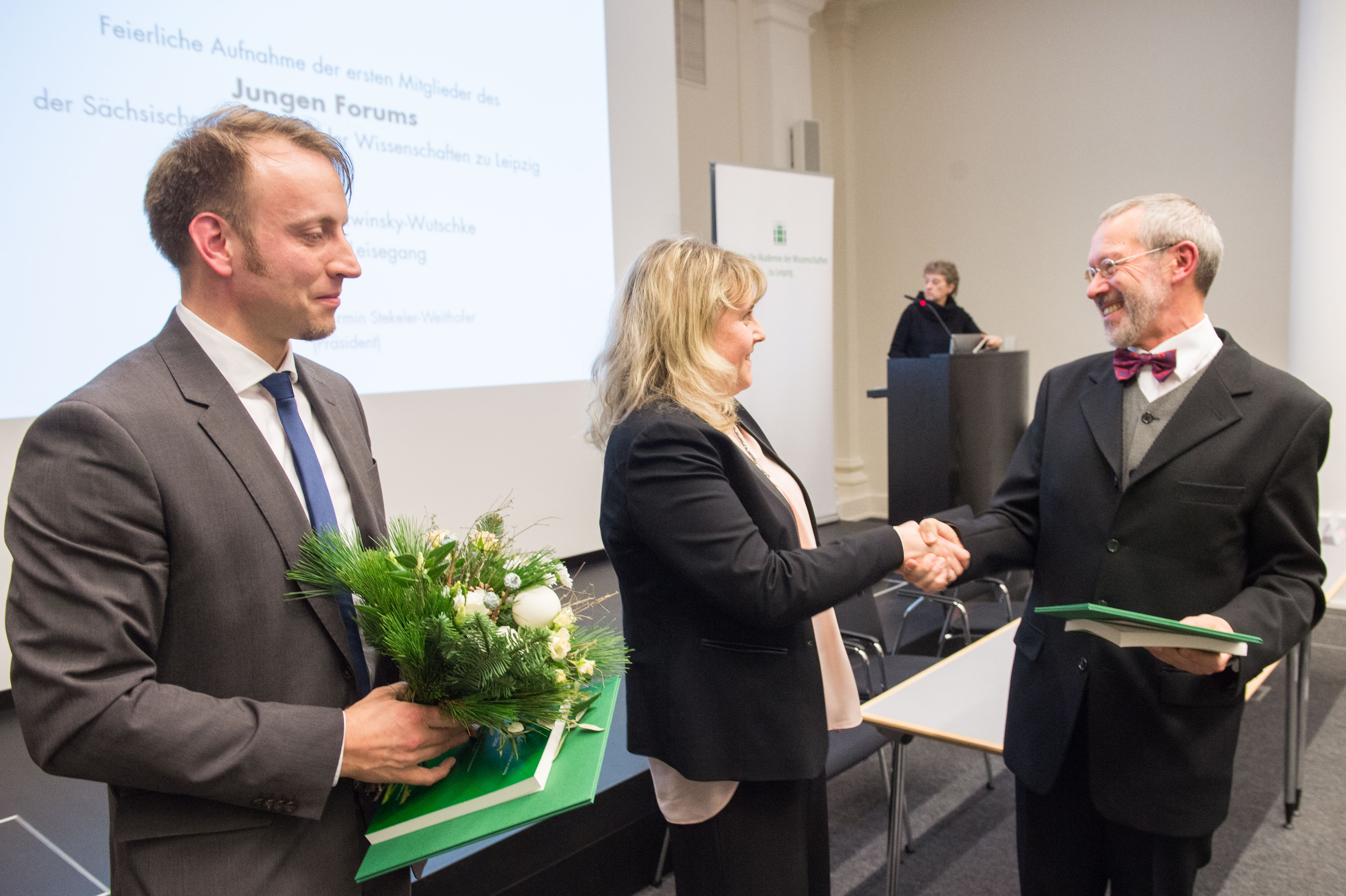 Pirmin Stekeler-Weithofer, Präsident der Sächsischen Akademie der Wissenschaften (r.), gratuliert Ivonne Bazwinksy-Wutschke zur Aufnahme in das Junge Forum. Neben ihr wurde auch Tilmann Leisegang von der TU Freiberg aufgenommen.
